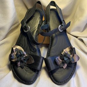 NWOT Born leather sandals w/gorgeous rose/flower